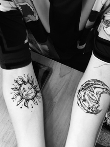 太阳与月亮的个性双手臂纹身刺秦