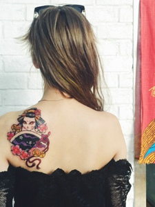 女生后背一小部分花妓猫纹身刺青