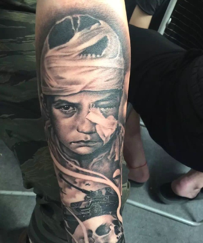点击大图看下一张：手臂黑灰色小朋友肖像纹身图案