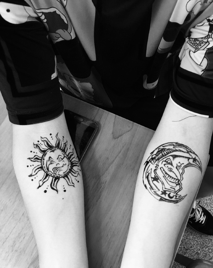 点击大图看下一张：太阳与月亮的个性双手臂纹身刺秦