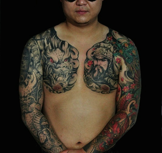 点击大图看下一张：超级霸气的双半甲彩色关公纹身刺青