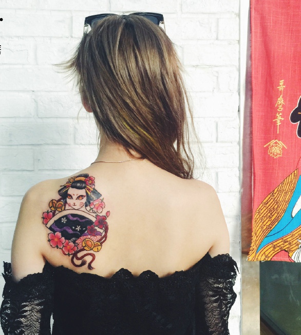 点击大图看下一张：女生后背一小部分花妓猫纹身刺青