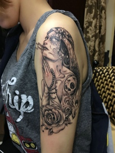 手臂一枚黑灰美女肖像纹身刺青