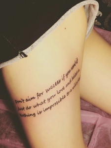 环绕女生大腿的个性英文纹身刺青