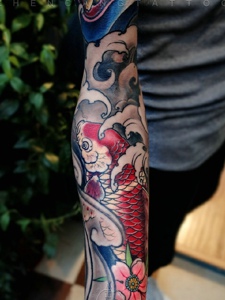 花臂彩色红鲤鱼纹身刺青完美帅气