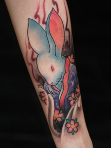 好看的手臂彩色小兔子纹身刺青