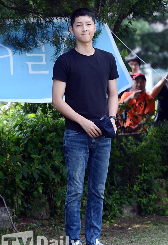 点击大图看下一张:宋仲基制服诱惑 撩妹指数5颗星