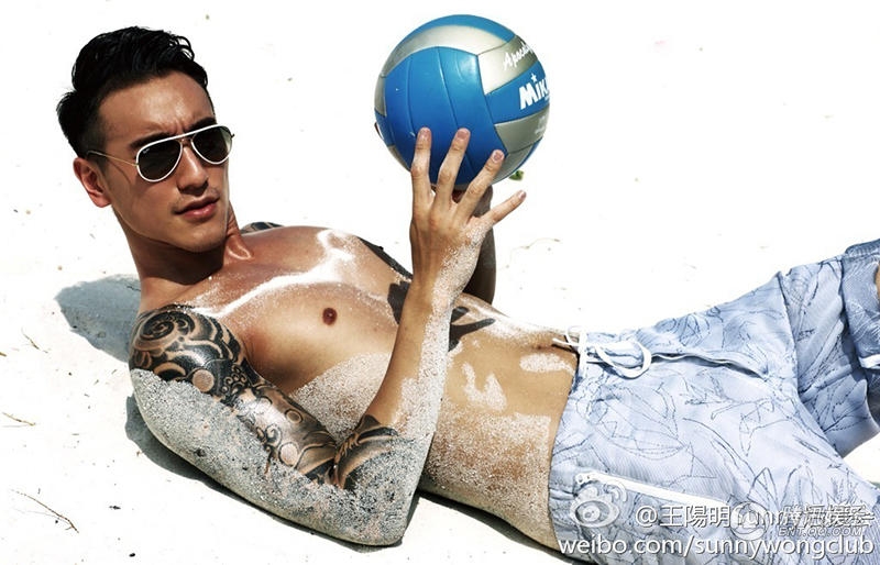 点击大图看下一张：台湾肌肉男王阳明赤裸上身写真