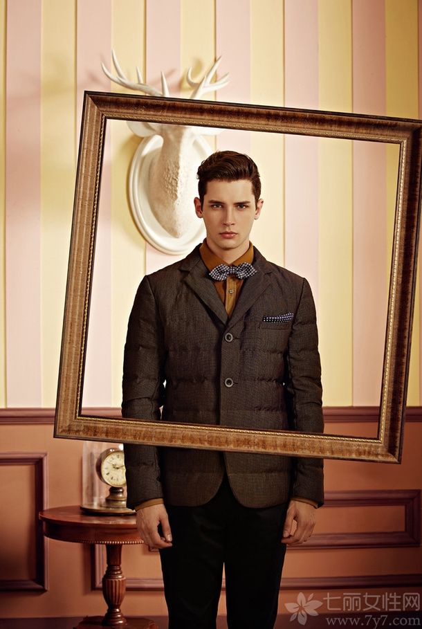 点击大图看下一张：欧美帅哥气质西装绅士图片