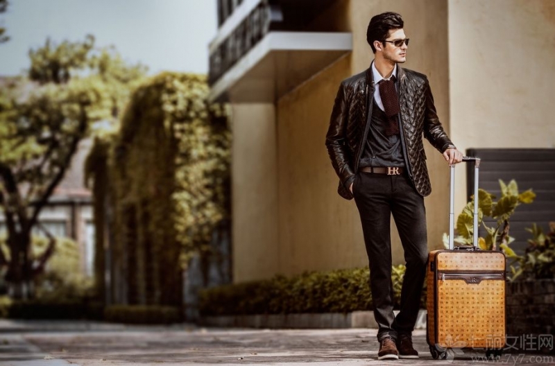 点击大图看下一张：欧美帅哥气质西装绅士图片