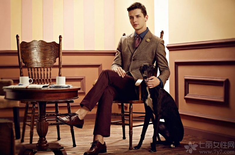 点击大图看下一张：欧美帅哥气质西装绅士图片