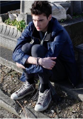 点击大图看下一张:忧郁气质欧美帅哥另类图片