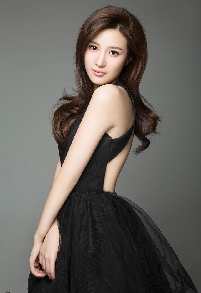 点击大图看下一张:邬靖靖最新写真 动人眼神尽显清冷气质