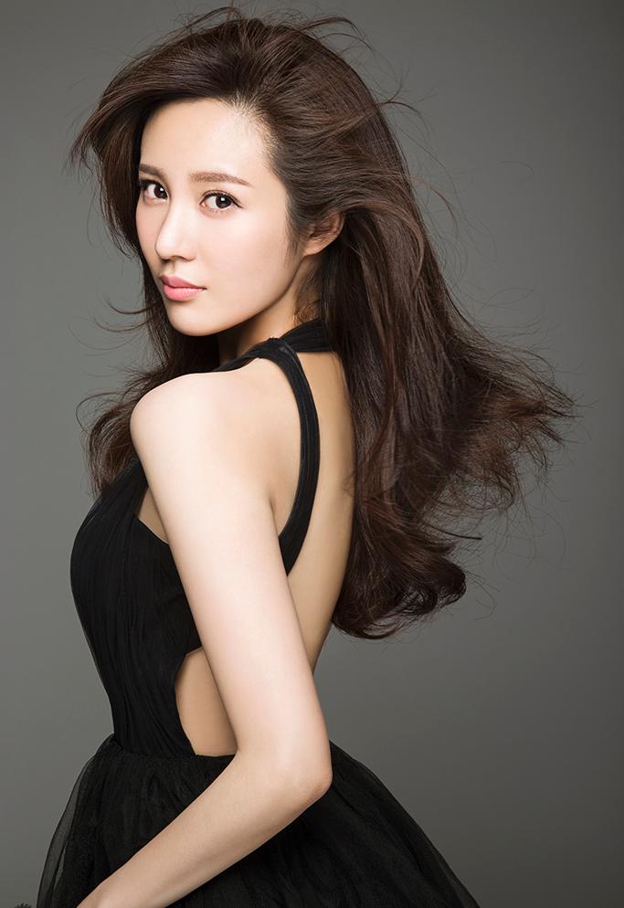 点击大图看下一张:邬靖靖最新写真 动人眼神尽显清冷气质