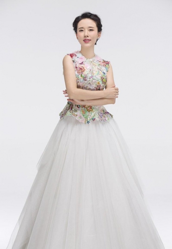 点击大图看下一张:颜丹晨清雅写真曝光