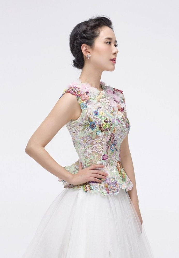 点击大图看下一张:颜丹晨清雅写真曝光