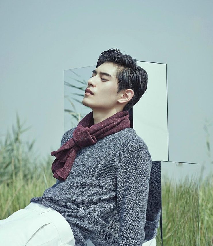 点击大图看下一张:金泰焕曝禁欲写真 长腿美颜忧郁冷峻