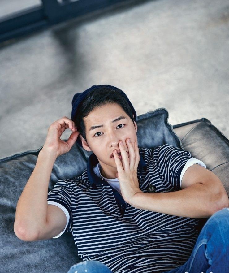 点击大图看下一张:宋仲基拍写真展居家一面 被狗狗搭腿超萌