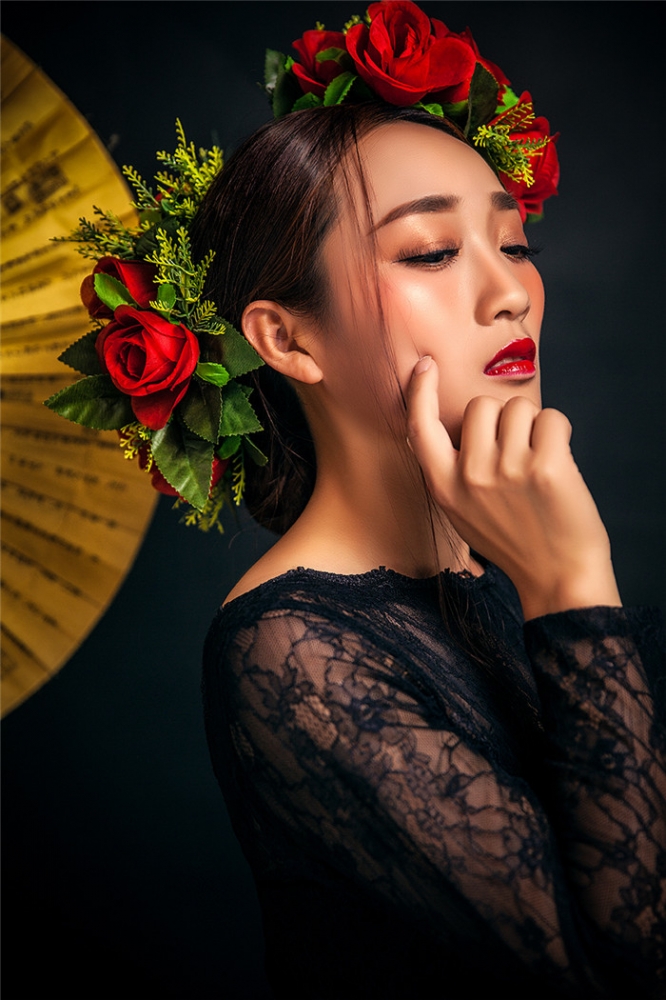 点击大图看下一张：红光掠影