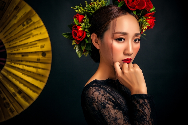 点击大图看下一张：红光掠影