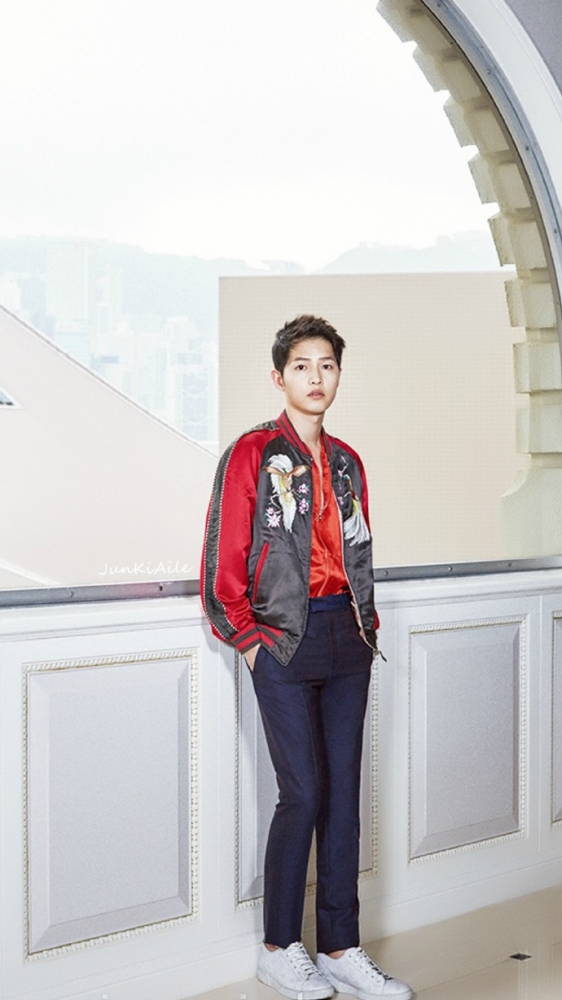 点击大图看下一张:韩国版时尚芭莎宋仲基帅气封面写真