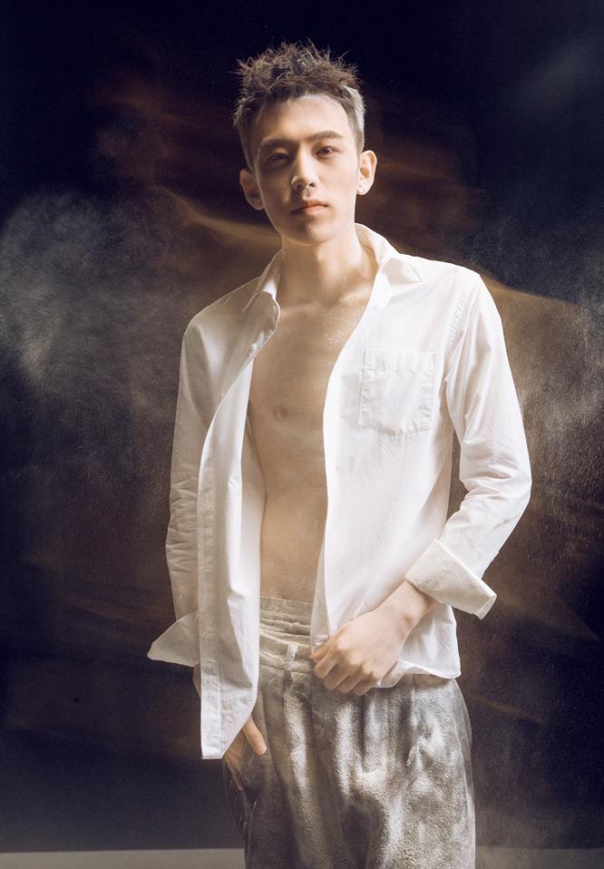 点击大图看下一张:肌肉帅哥陈希郡最新写真变身熟男写真