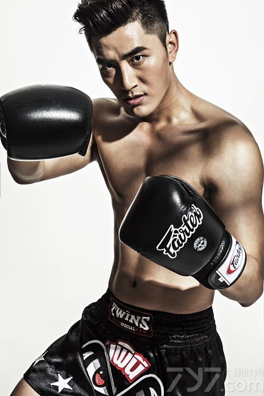 点击大图看下一张：肌肉帅哥王鑫尧秀完美性感身材