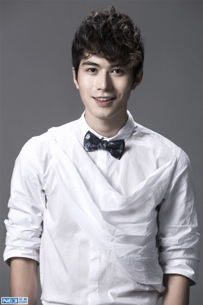 点击大图看下一张：陈学冬时尚写真演绎不一样的百变诱惑