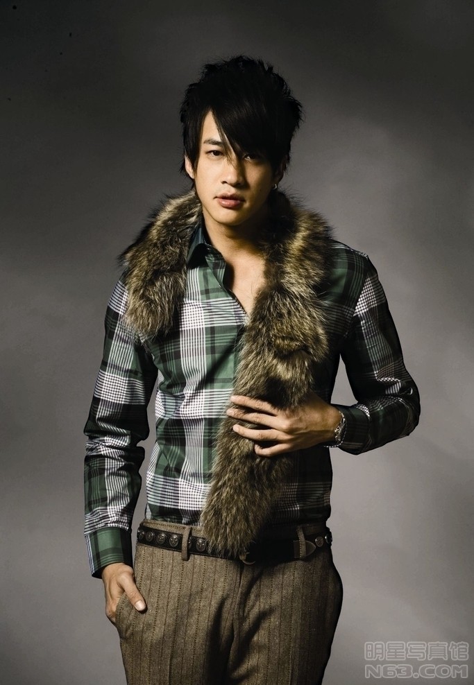 点击大图看下一张：台湾男演员何润东邃眼神尽展暖男气质