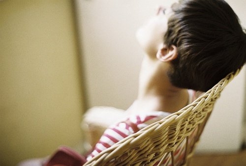 点击大图看下一张：个性黑色欧美男生低头照片