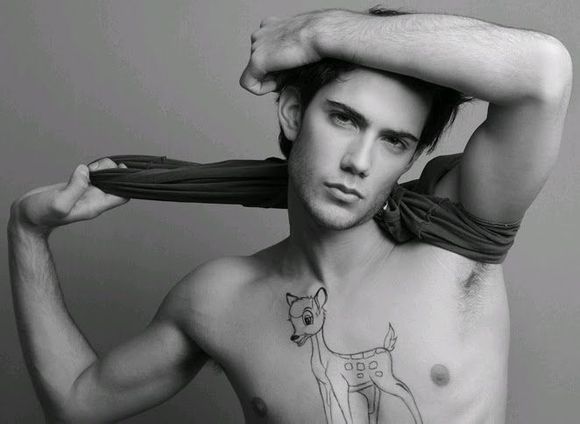 点击大图看下一张：欧美男模Guillaume Varki黑白帅气写真