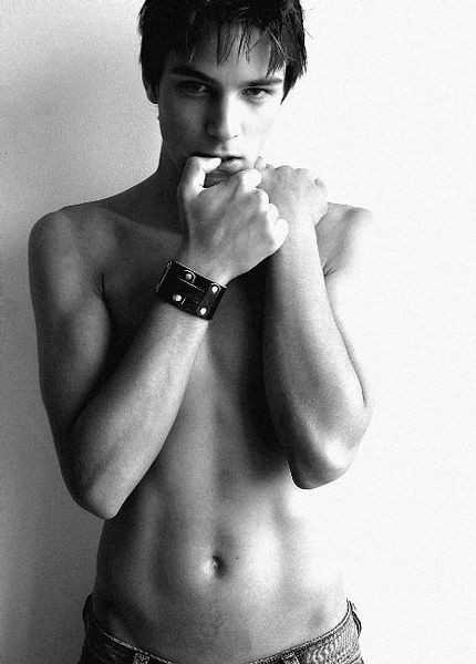 点击大图看下一张：欧美男模Guillaume Varki黑白帅气写真