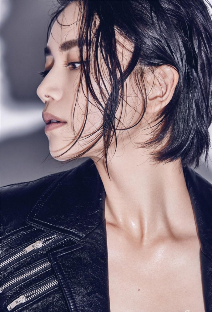 点击大图看下一张:曹曦文黑西装尽显魅力 真空出镜性感十足