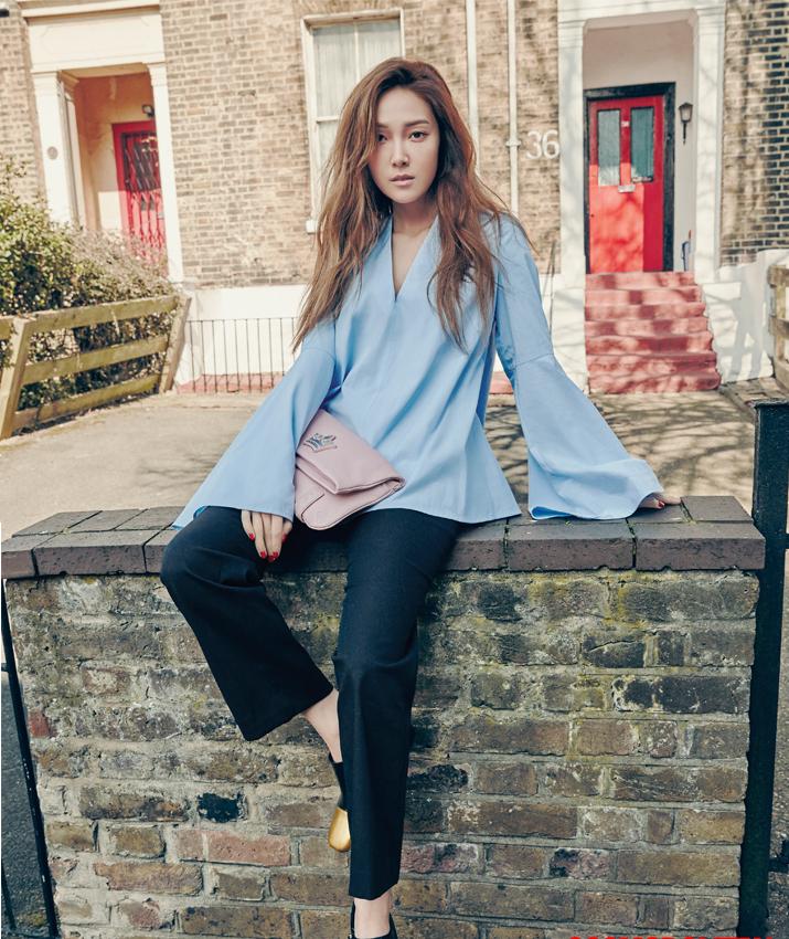 点击大图看下一张:Jessica伦敦拍写真 撅臀撩发展性感魅力