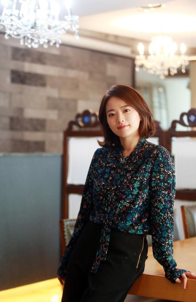 点击大图看下一张:韩国演员千禹熙写真 印花衬衫搭阔腿裤干练利落