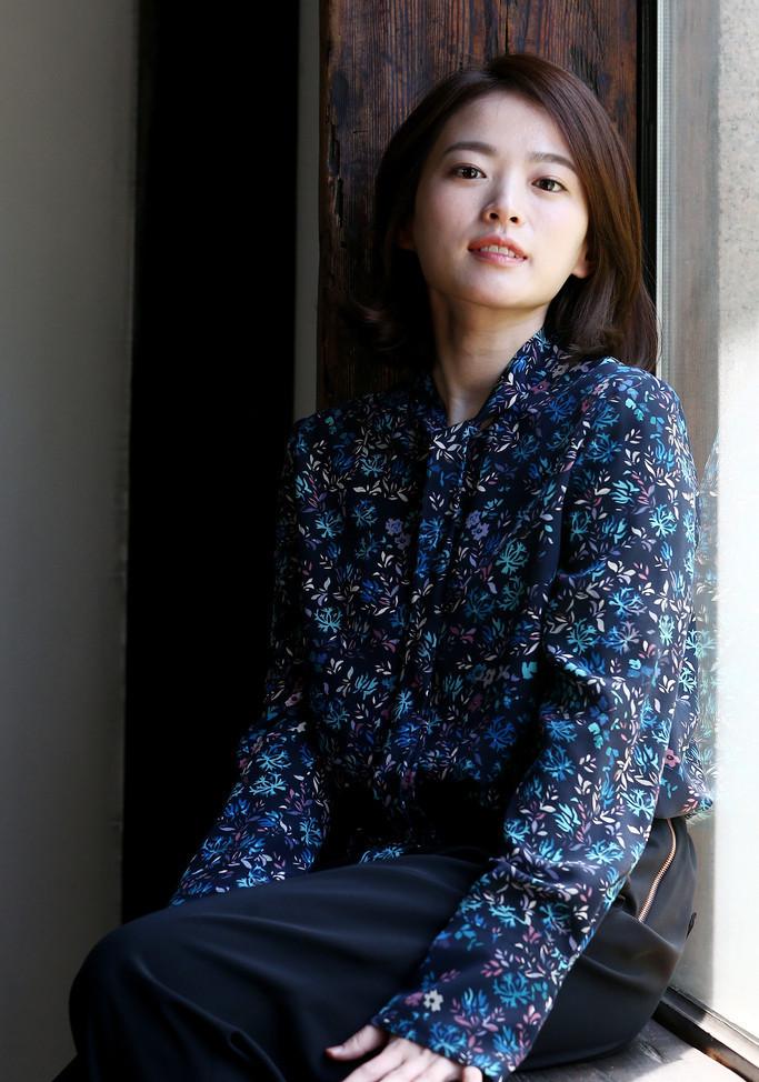 点击大图看下一张：韩国演员千禹熙写真 印花衬衫搭阔腿裤干练利落
