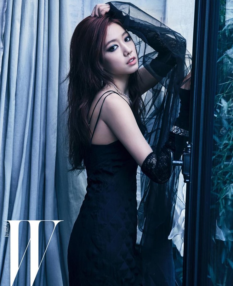 点击大图看下一张:认不出!朴信惠暗黑系写真 烟熏妆气场足