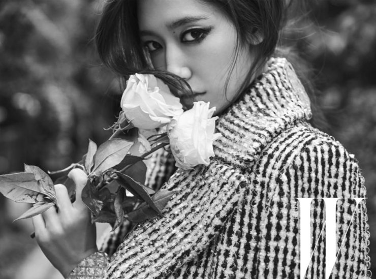 点击大图看下一张:认不出!朴信惠暗黑系写真 烟熏妆气场足