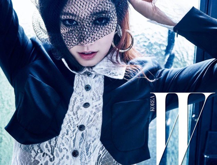 点击大图看下一张:认不出!朴信惠暗黑系写真 烟熏妆气场足