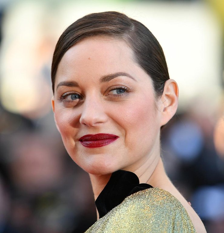 点击大图看下一张:奥斯卡影后玛丽昂-歌迪亚金裙霸气