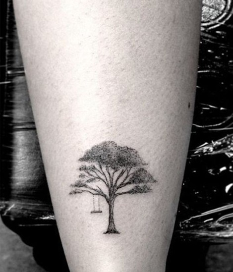 点击大图看下一张：简约清新的小树纹身