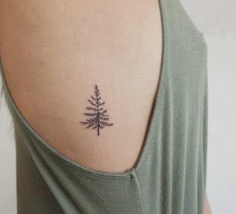 点击大图看下一张：简约清新的小树纹身