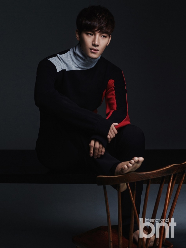 点击大图看下一张：韩国型男卢志勋时尚男性魅力写真