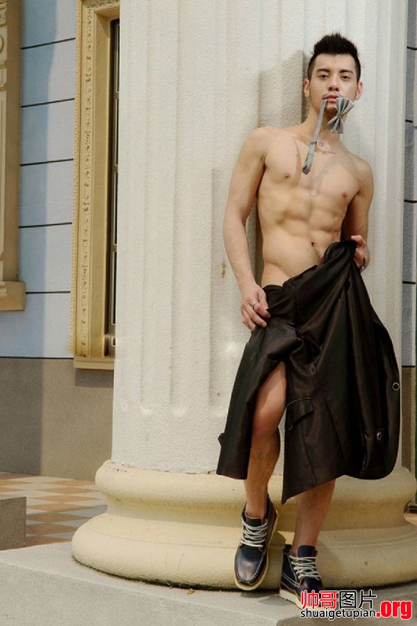 点击大图看下一张：性感肌肉男隋靖祖大秀裸身写真