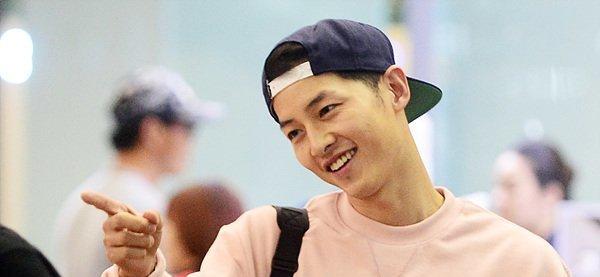 点击大图看下一张:宋仲基机场现身 休闲装扮显帅气