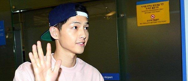 点击大图看下一张:宋仲基机场现身 休闲装扮显帅气