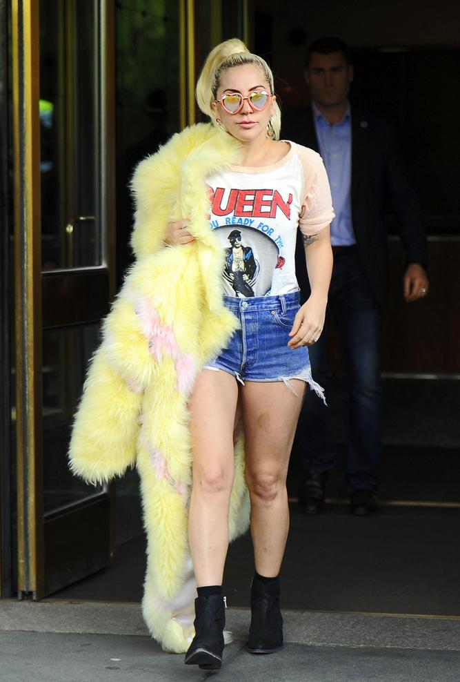 点击大图看下一张：Lady Gaga 5月天皮草配热裤 身材短粗