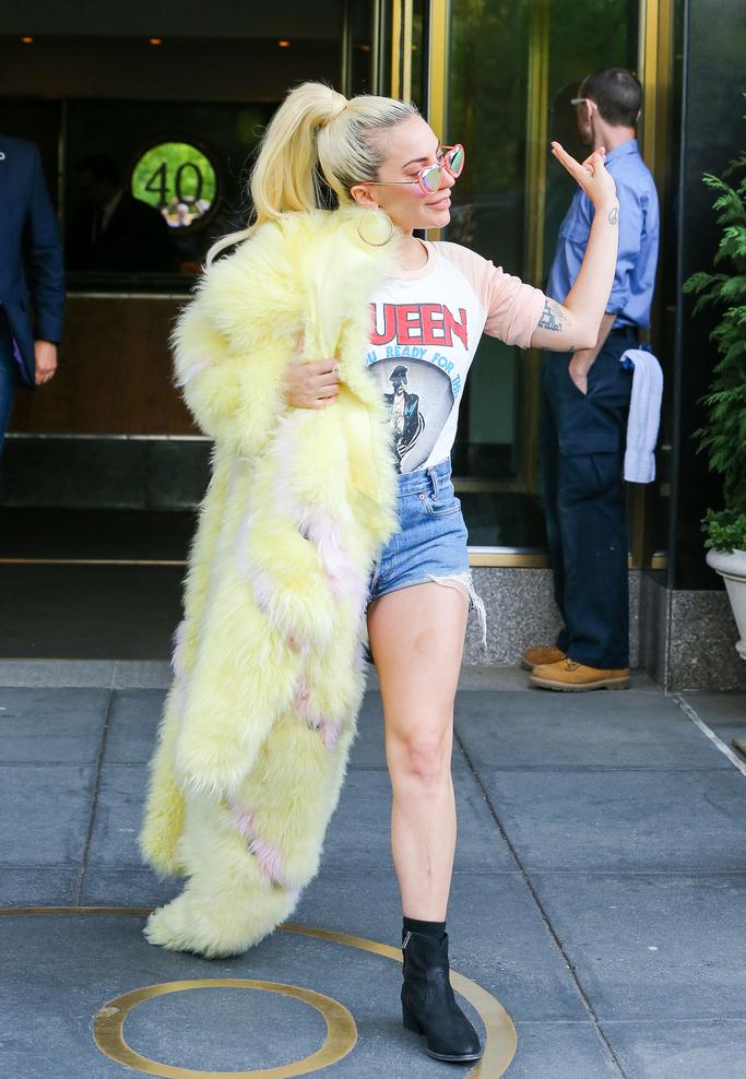 点击大图看下一张：Lady Gaga 5月天皮草配热裤 身材短粗