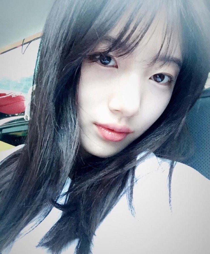 点击大图看下一张:missA秀智晒自拍 红唇脸嫩吹弹可破