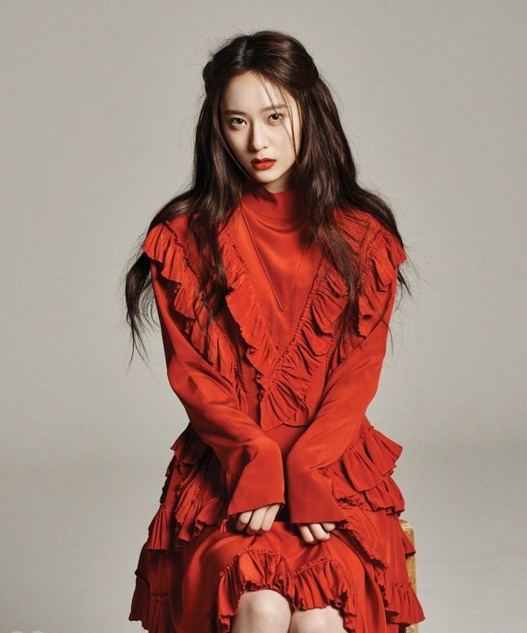 点击大图看下一张：韩星Krystal红裙登杂志 另类雀斑妆超酷